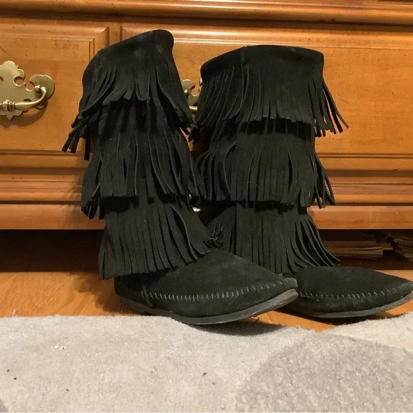 Minnetonka 3 tier suede black boots preowned size 7​ - Picture 6 of 8